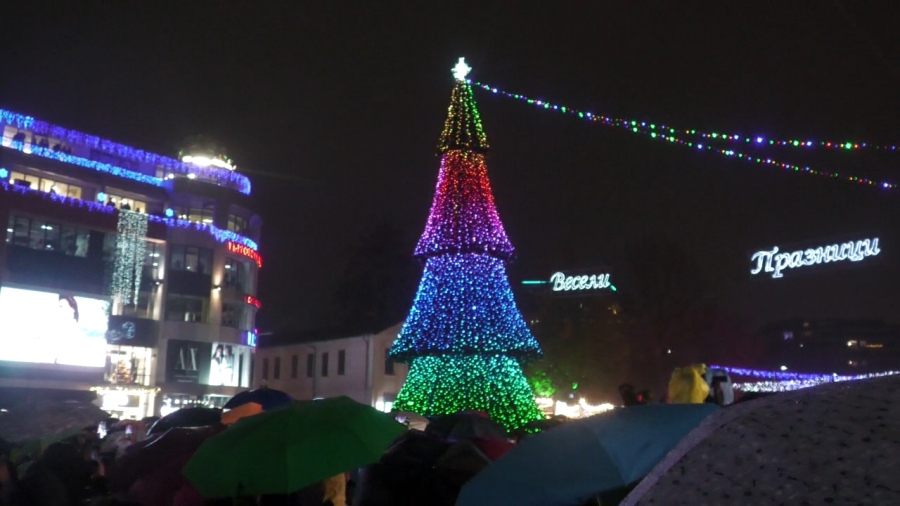 Вижте как грейна коледната елха на Бургас -  най-впечатляващата в България (ВИДЕО)