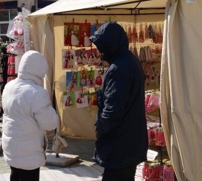 Мъж задигна две шатри за мартеници в Бургас, докато продавачката си разтоварвала багажа