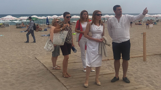 Министър Николина Ангелкова инспектира плажа на Лозенец