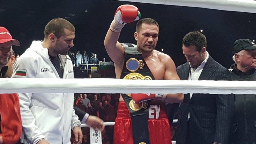 Кобрата размаза Самюел Питър, гледа към световната титла