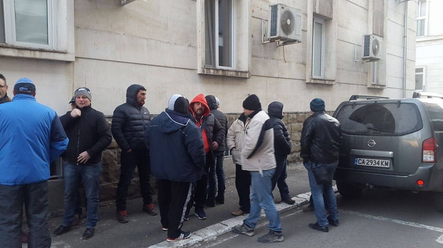 Десетки рибари окупираха ИАРА – Бургас! Искат да си изкарват прехраната с риболов в Черно море