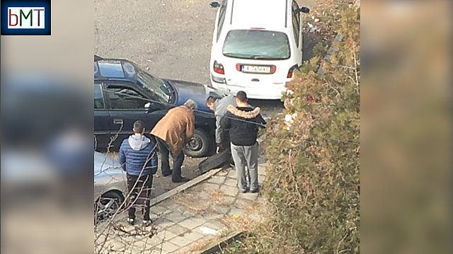 Бургазлия от „Меден рудник“ забрави да дръпне ръчната си спирачка, вижте какво се случи с автомобила!