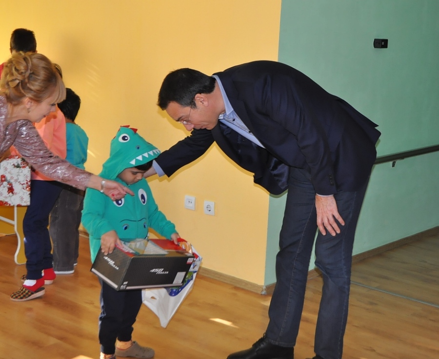 Коледа е за всички! Хора с увреждания, сираци, изоставени и малтретирани деца получиха коледни подаръци
