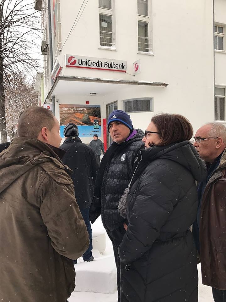 Извънредно! Бойко Борисов пристигна с танкове в Карнобат, отвориха пътя Айтос – Карнобат (СНИМКИ)