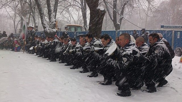 С купища цветя бургазлии почетоха паметта на поета – революционер Христо Ботев (СНИМКИ)