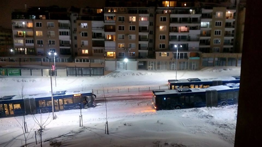 Ад с градския транспорт! Четири автобуса закъсаха на бул. \