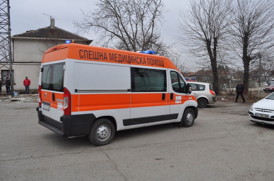 Като ужасa в Хитрино! Гасиха „горяща“ цистерна на жп гара край Бургас (СНИМКИ)