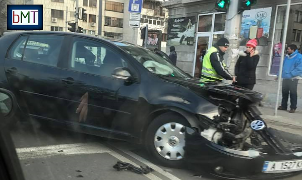 Внимание! Зрелищна катастрофа на светофара на бул. \