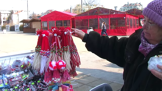 В СРЕДАТА НА ФЕВРУАРИ: В Бургас вече разпънаха десетки сергии за мартеници (ВИДЕО)