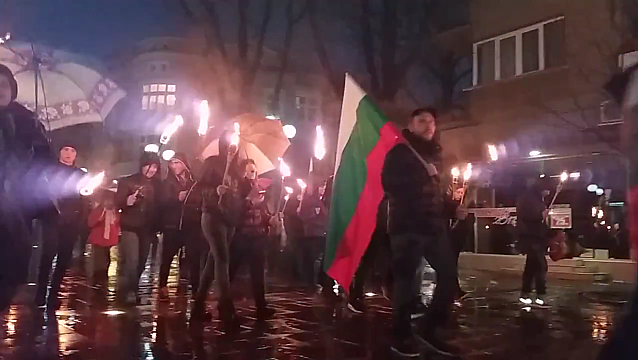 Въпреки дъжда, десетки родолюбци излязоха на факелно шествие в центъра на Бургас в памет на Левски (ВИДЕО)