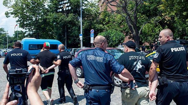 Скандал между бургазлии прерасна в бой, полицаите се натъкнали на нещо интересно!