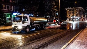 Продължава почистването на улиците в Бургас. Вижте как става без да причиняват задръствания