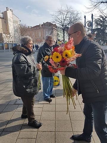 ГЕРБ подари хиляда саксии с иглика и стотици гербери на бургаските дами