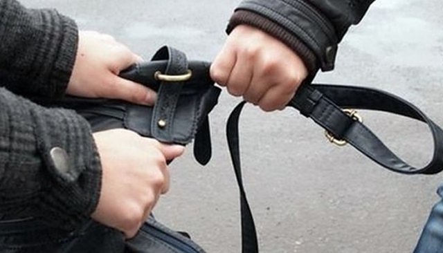 Смели младежи настигнаха крадец в Морската, измъкнал чантата на жена в ж.к. \