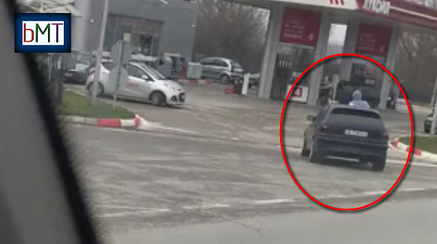 Няма да повярвате! Момчета карат в насрещното, седнали върху капака на колата край Бургас (ВИДЕО)
