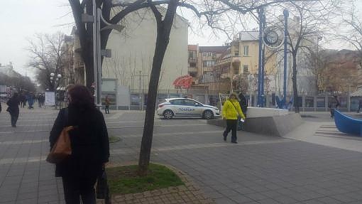 Полицейски коли блокираха центъра на Бургас от всички страни! (СНИМКИ)