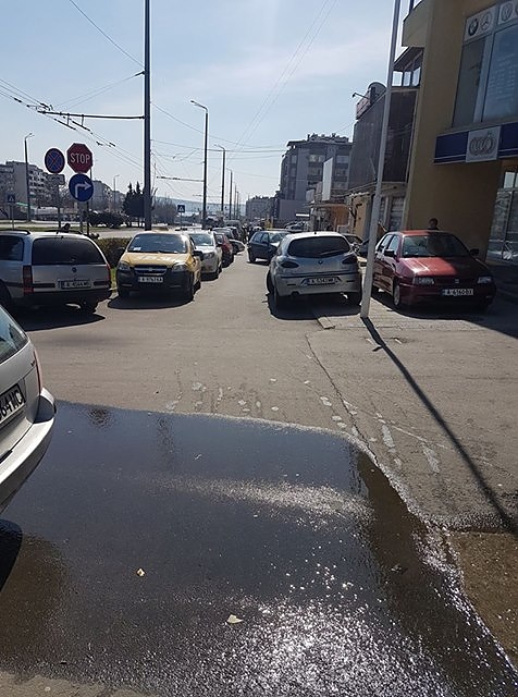 Свръх нахалство! Нагли шофьори принуждават десетки майки с колички и пешеходци да се движат по улиците на най-големия бургаски квартал