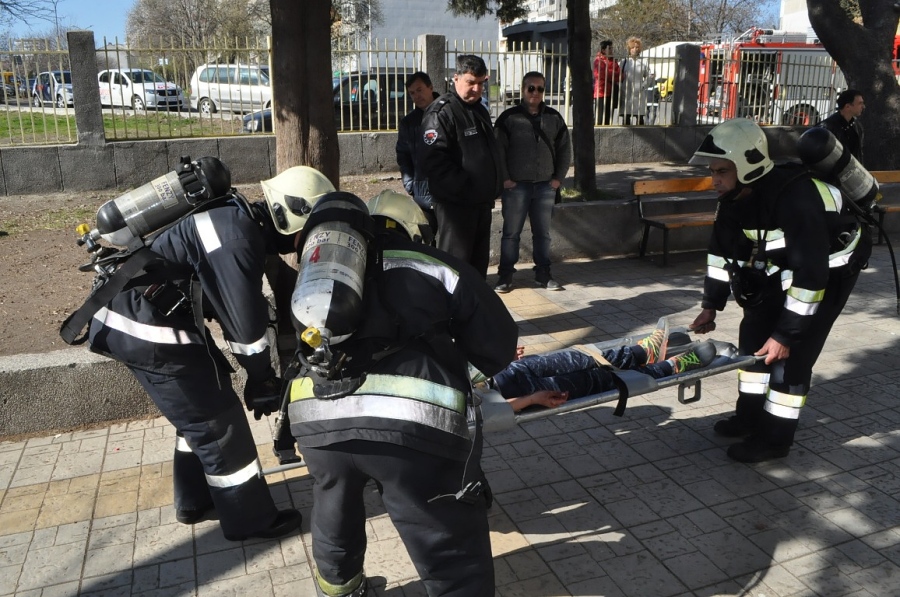 Повече от 400 ученици се включиха в учебна тренировка за евакуиране при пожар (СНИМКИ)