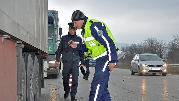 Бургаската полиция сгащи криминално проявен зад волана! Ето какво откриха в каросерията на камиона му