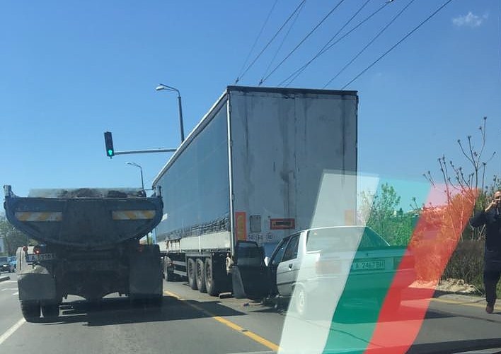 Лека кола се натресе в ТИР край боровата горичка в Меден рудник