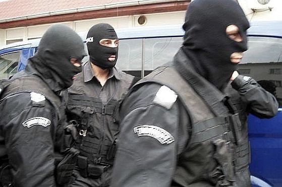 Бургас е опасан от полиция! Провежда се зрелищна акция, десетина са задържани, арестите продължават!