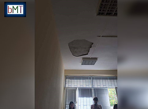 Дежавю! Част от тавана на класна стая падна върху ученик от Английската гимназия в Бургас (СНИМКИ)