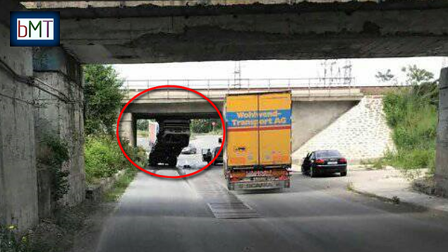 Камион с кран се закачи на моста край СОМАТ в Бургас, предницата му е смляна!