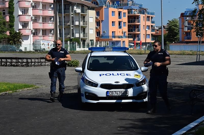 Сигнал за бомба евакуира учениците в Приморско, поставиха взривното вещество между раниците им (СНИМКИ)