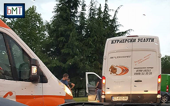 Извънредно! Верижна катастрофа с два микробуса и \