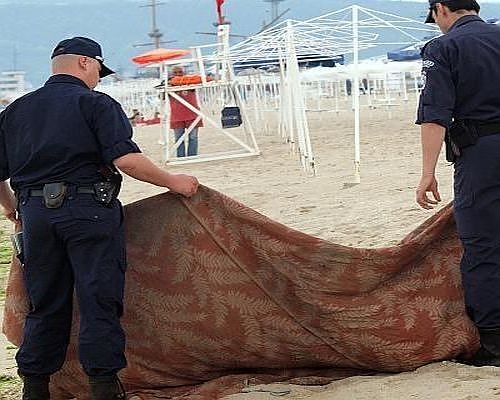 Мистериозна смърт! Откриха на плажа в Несебър трупа на 32-годишен таксиметров шофьор побягнал от автомобила си