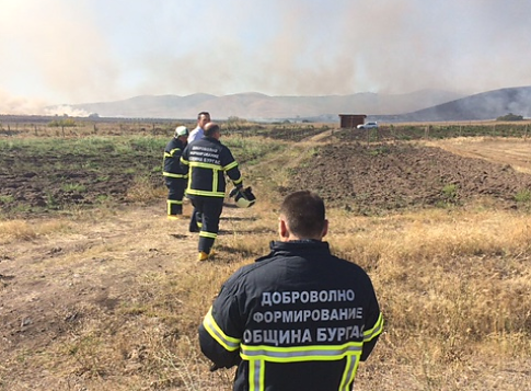 Вече втори ден пожарникарите се борят с огнената стихия край Бургас, опасността от нови пожари остава висока