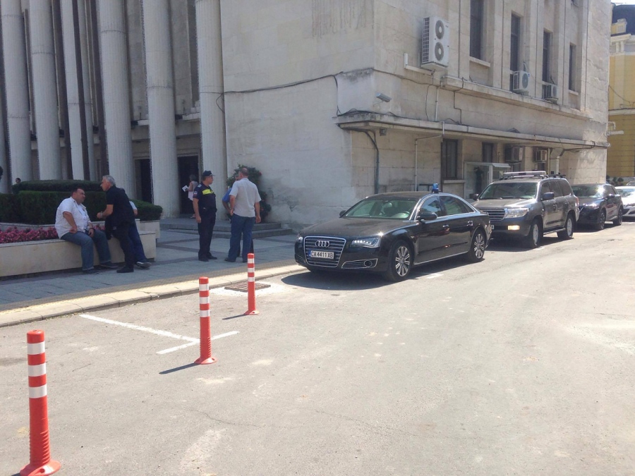 Премиерът Бойко Борисов пристигна в Бургас на неофициална среща, полиция и гардове на НСО са обсадили Общината