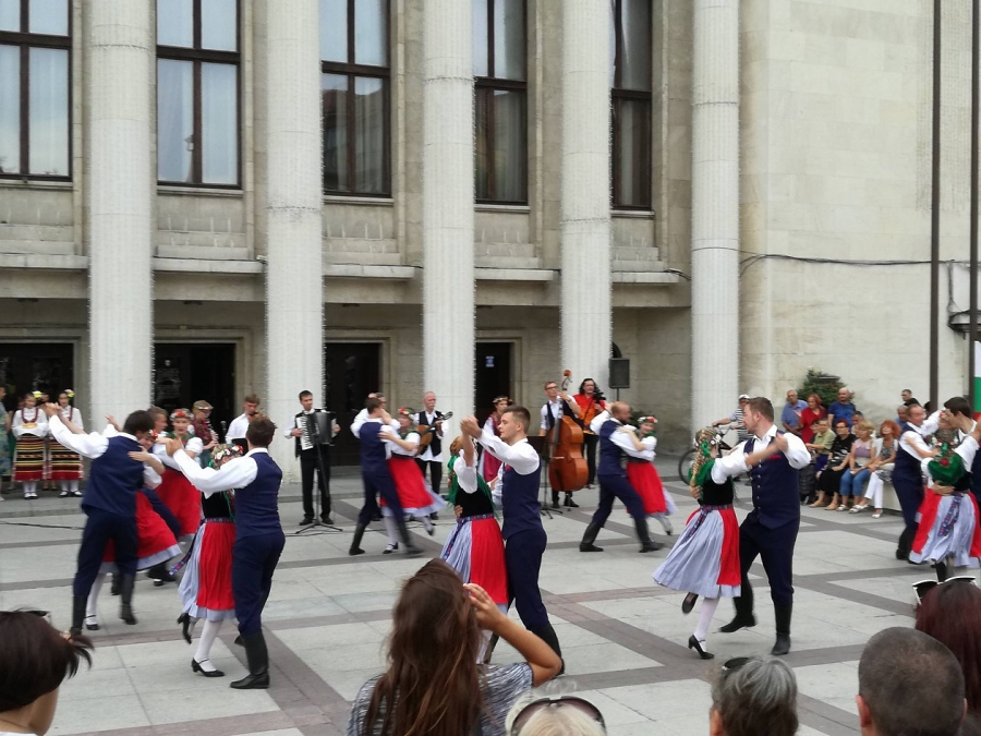 Бургас стана още по-шарен, пъстър и екзотичен! Вижте атмосфера от старта на  Международния фолклорен фестивал (СНИМКИ)