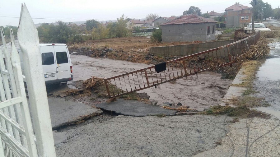 Трагедия! Откриха първата жертва на пороя в Община Камено, жена е в неизвестност