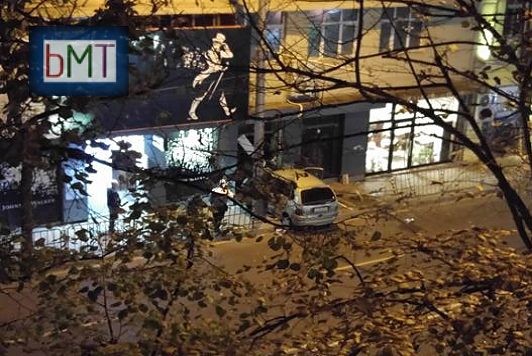 На косъм от трагедия: Автомобил едва не се вряза в нощен бар в центъра на Бургас (СНИМКИ)