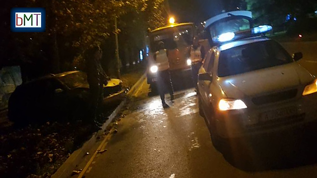 Извънредно! Автомобил се заби в каросерията на товарен бус до кръговото на хотел \