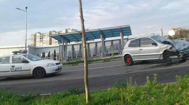 Верижна катастрофа с три коли блокира малката \
