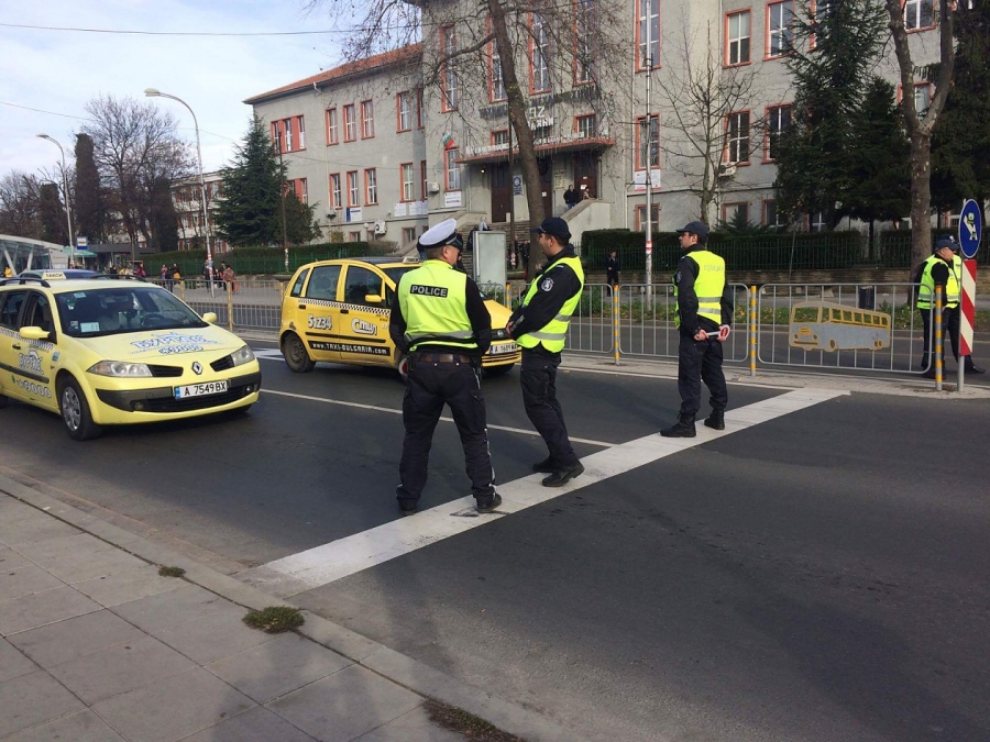 Рамо до рамо ученици и преподаватели от ТОХ-а почетоха паметта на Костадин, блокираха главен булевард в Бургас