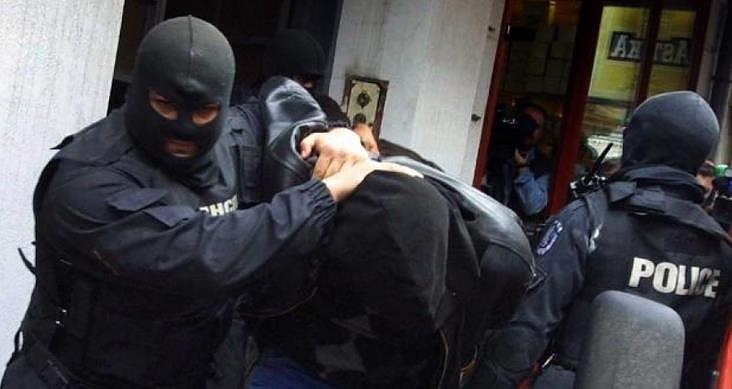 Акция! Полицаи нахлуха в бургаския кв. Победа, задържаха трима мъже с наркотици