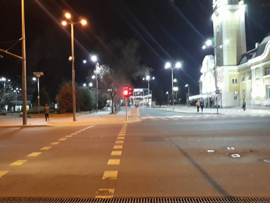 Странно! Шофьор на минибус блъсна пешеходец на светофара пред гарата в Бургас, и двамата избягаха!