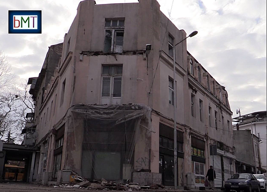 Паметник на културата в центъра на Бургас започна да се руши, падна терасата на къщата на Аврам Чальовски