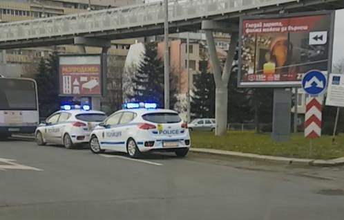 Полицейски патрулки блокираха автобус на градския транспорт, пострадала е бургазлийка