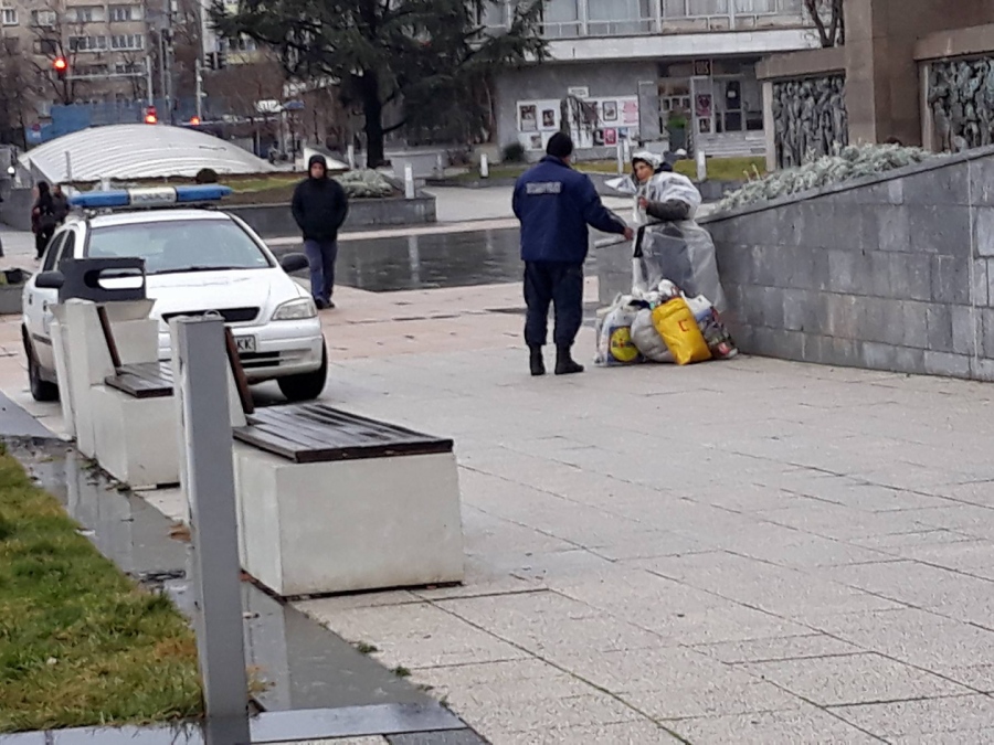Екшън в центъра на Бургас!Луда жена крещи на деца:Ще убия един от вас, никой няма да ви спаси!