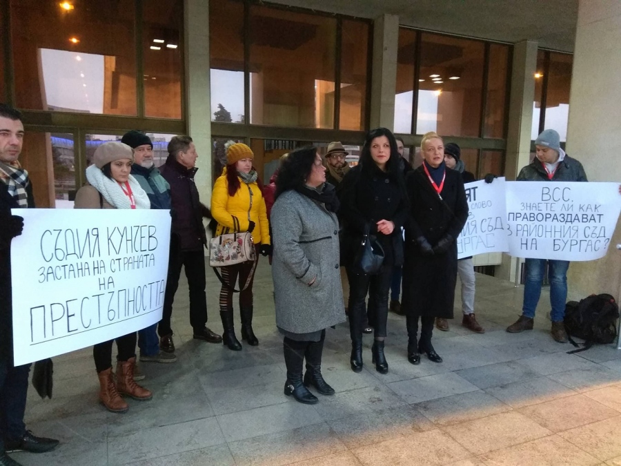 Бургаски журналисти излязоха на протест пред Съдебната палата срещу съдия Кунчев, застанал на страната на престъпността