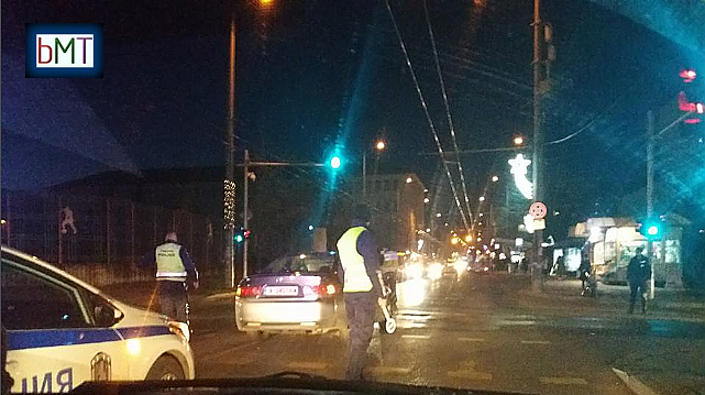 Аварирал автомобил затапи възлов бургаски булевард в час пик, наложи се намесата на полиция