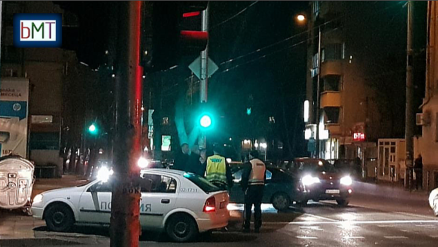 Зрелищна катастрофа в центъра на Бургас! Два автомобила се помляха до \