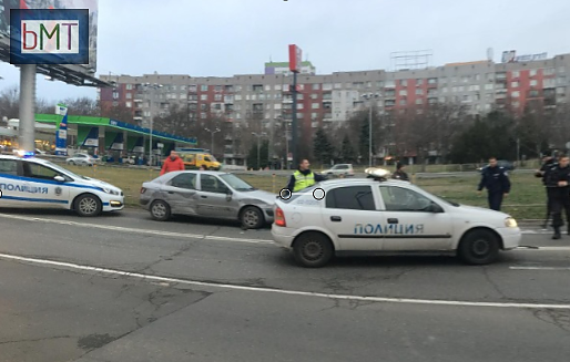 Истински екшън в Бургас! Зрелищна катастрофа на бул. \