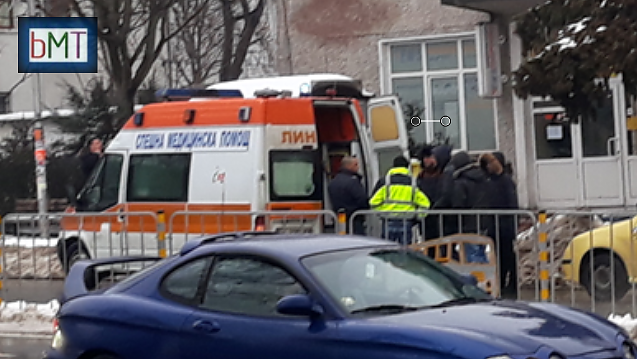 Извънредно! Непознати нападнаха 17-годишен ученик на спирката до Новата поща в Бургас (СНИМКИ)
