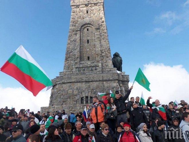 Хиляди патриоти изкачиха връх Шипка за 140-та годишнина от Освобождението на България