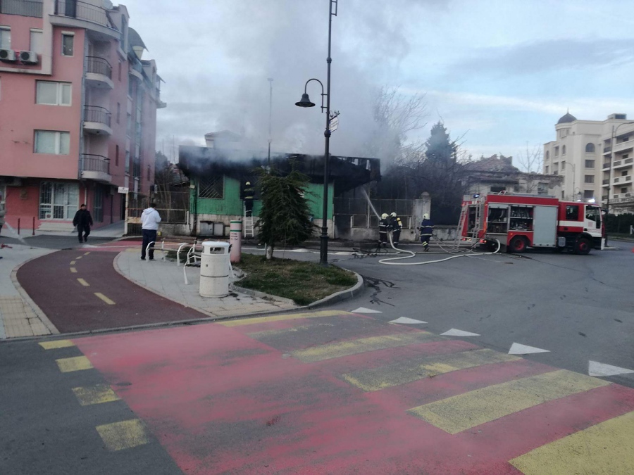 Пожар в центъра на Бургас! Горя бившата сграда на яслата \